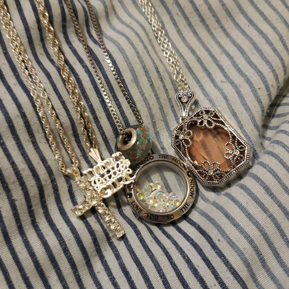 Lot of fashion necklaces and earrings. - Picture 1 of 2